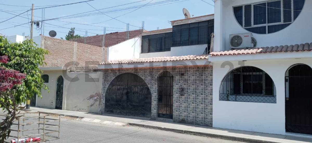 Se vende Casa como terreno en la Urbanización Santa María