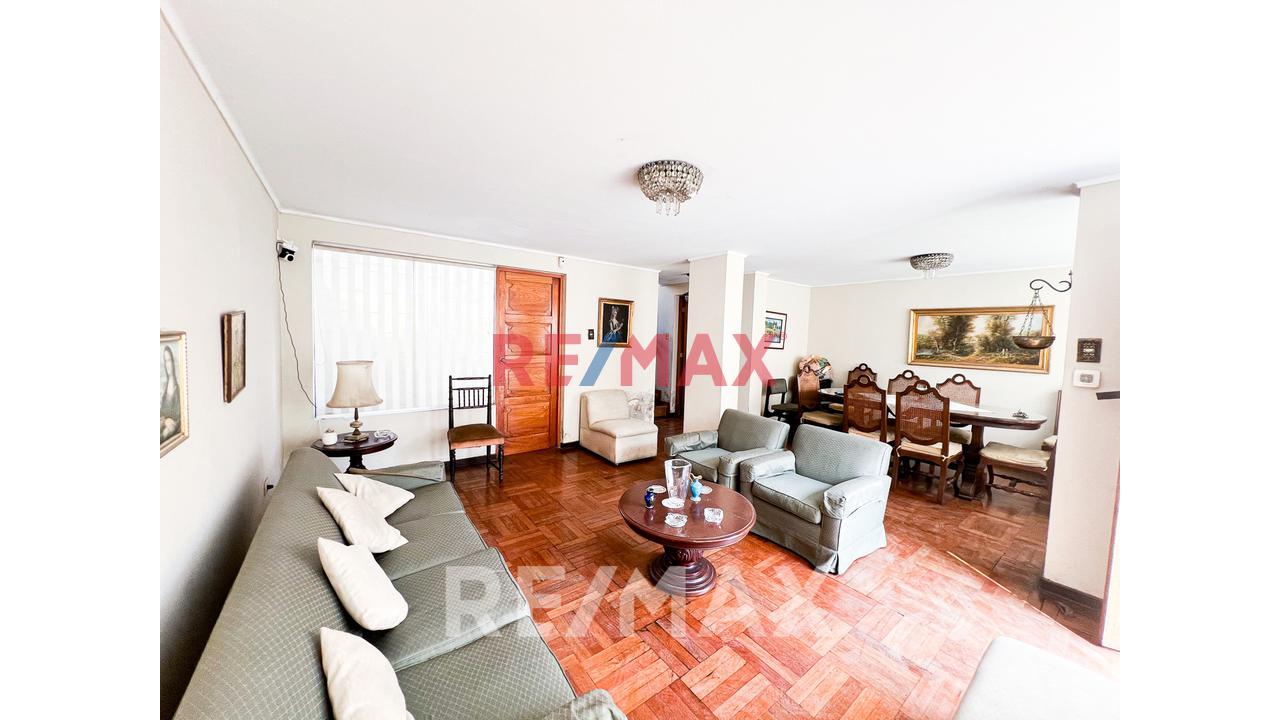 Vendo Casa Con 2 Cocheras En Av. Las Nazarenas Urb. Las Gardenias