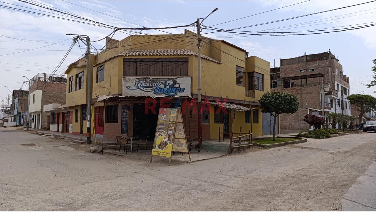 Se Vende Amplio Local Comercial En Toda La Esquina Con Dos Frentes Y Amplia Cochera Chincha