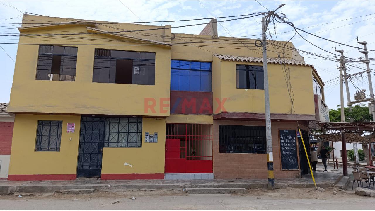 Se Vende Amplio Local Comercial En Toda La Esquina Con Dos Frentes Y Amplia Cochera Chincha