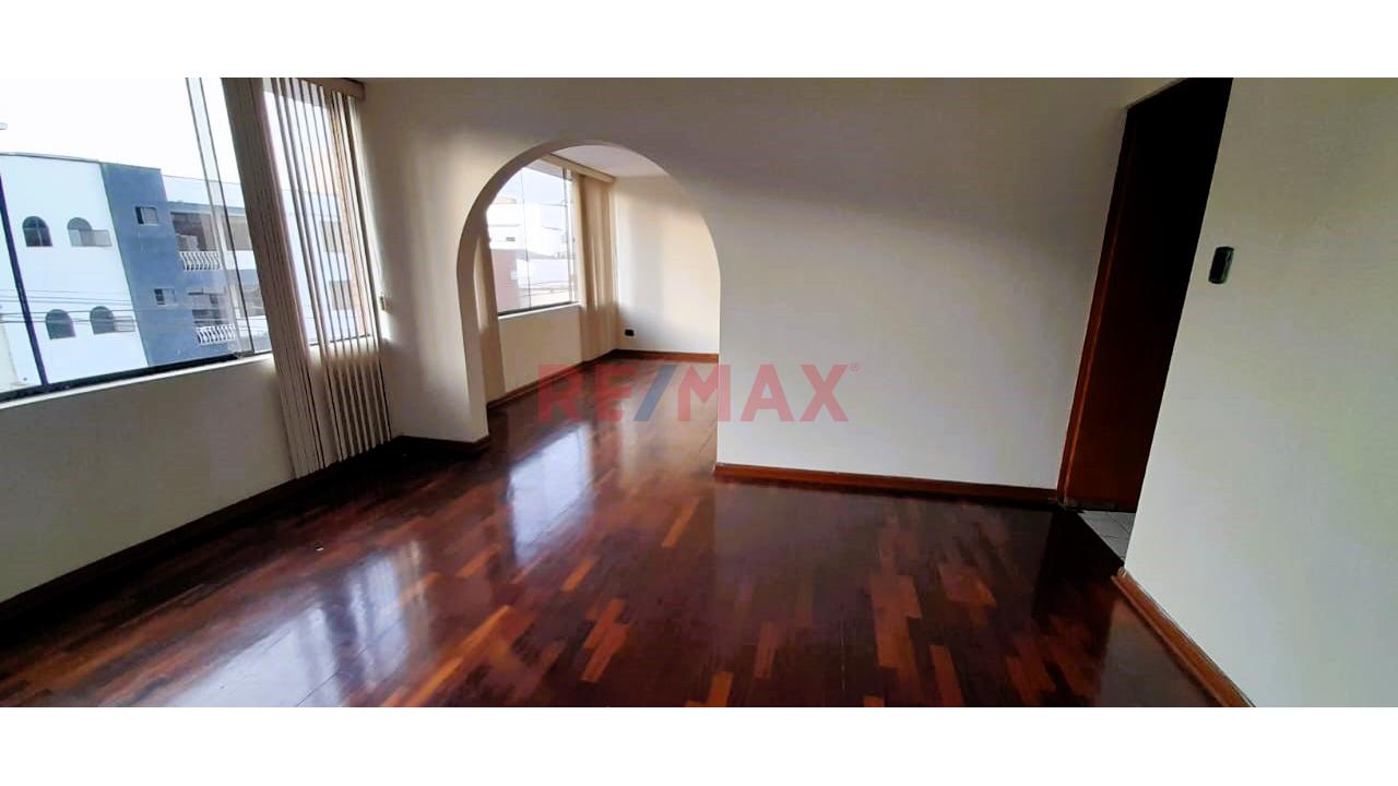 Oportunidad De Amplio Departamento En Calle Rosetti