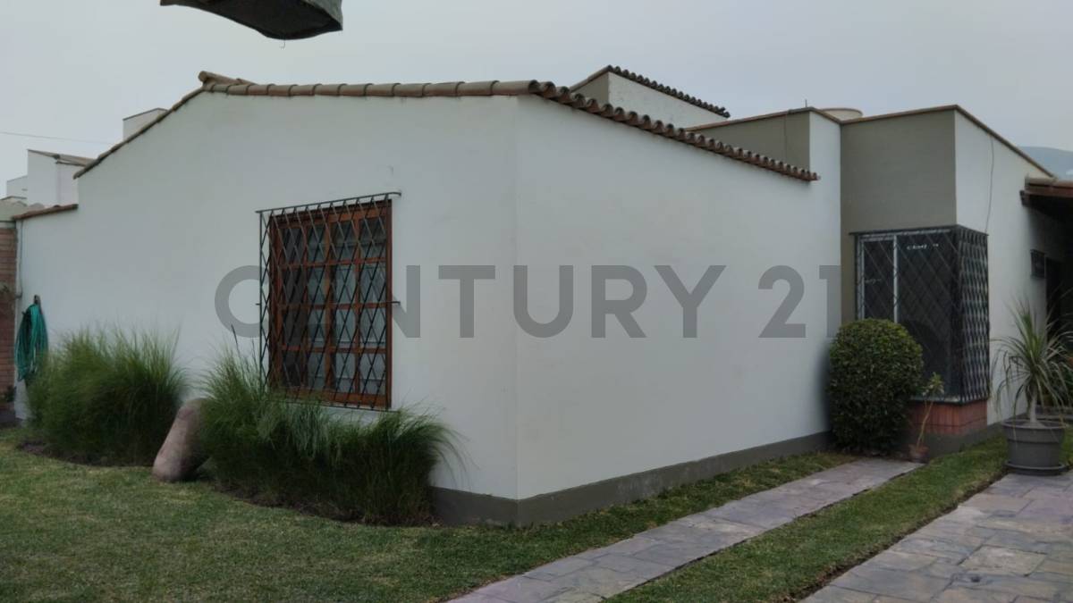 ACOGEDORA CASA DE UNA PLANTA EN CASUARINAS - SURCO