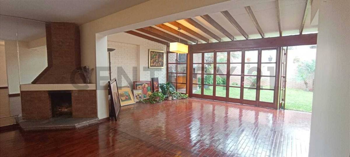 ACOGEDORA CASA DE UNA PLANTA EN CASUARINAS - SURCO