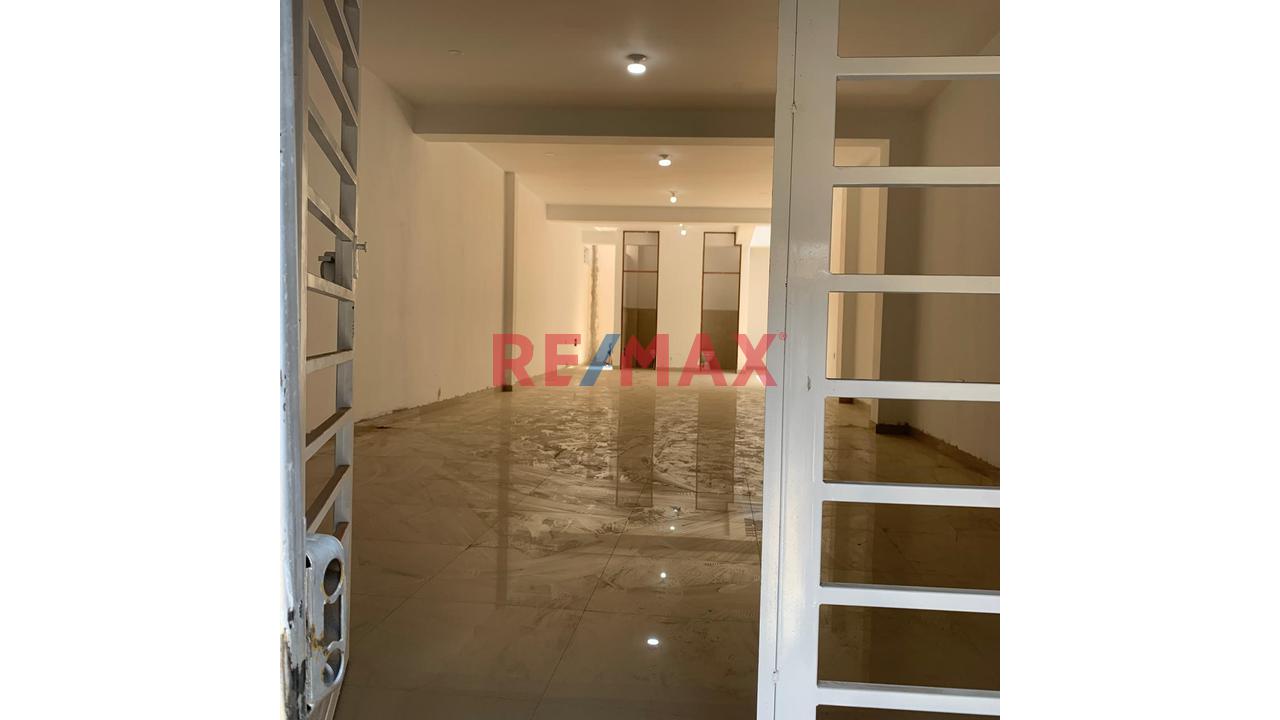 Alquiler De Amplio Localde 84 M2 Urb. Los Portales