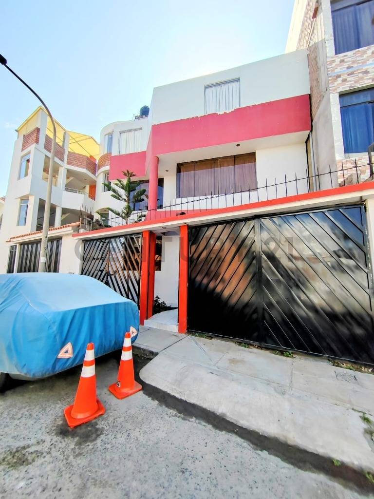 SE VENDE CASA EN URBANIZACION GLORIA (CLUB DE ABOGADOS)